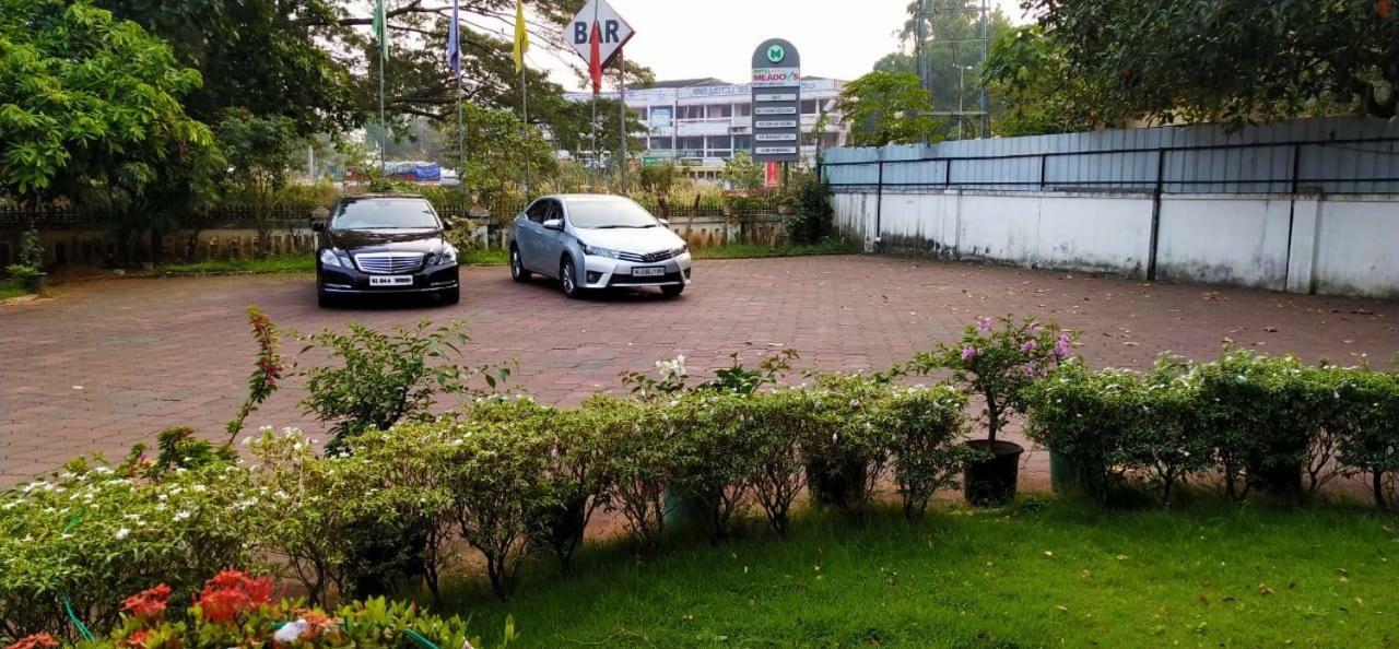 Hotel Meadows International Kizhake Chalakudi Экстерьер фото