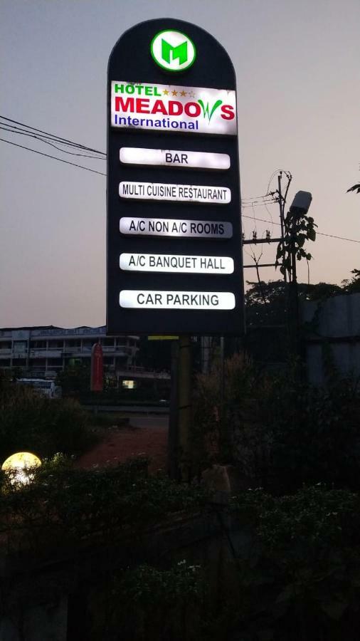 Hotel Meadows International Kizhake Chalakudi Экстерьер фото